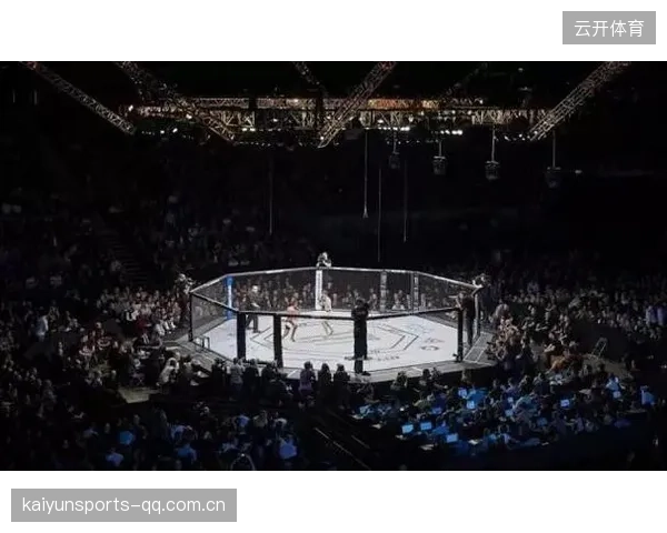 UFC拳手炫酷“站在笼顶庆祝差点摔下去”，刺激瞬间燃爆赛场